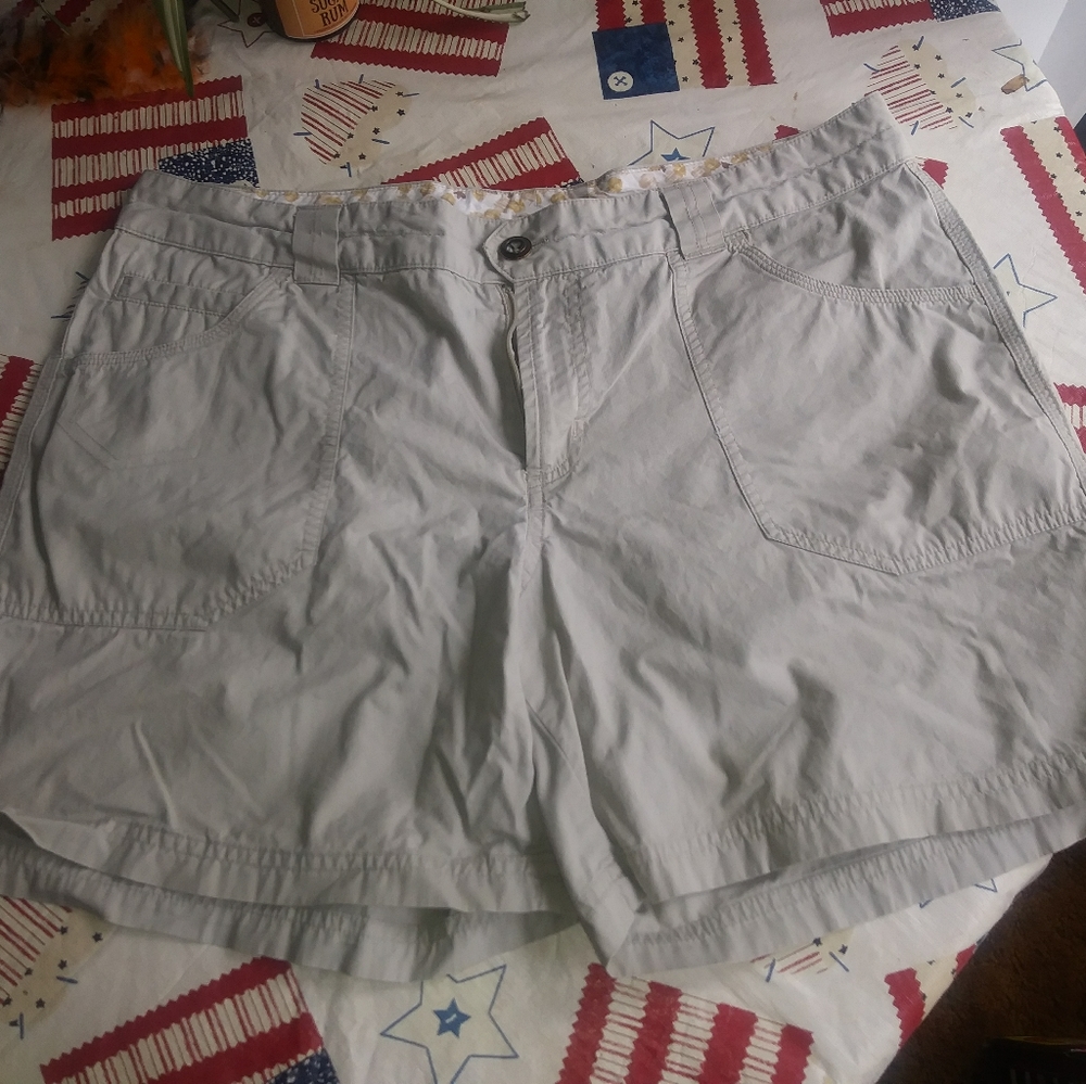 Columbia light tan shorts woman size 12